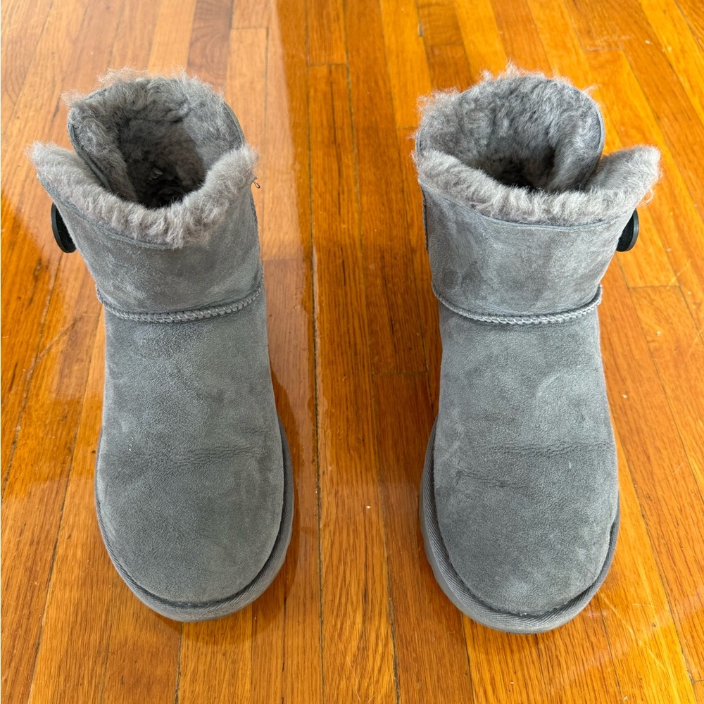Ugg Mini Bailey Button